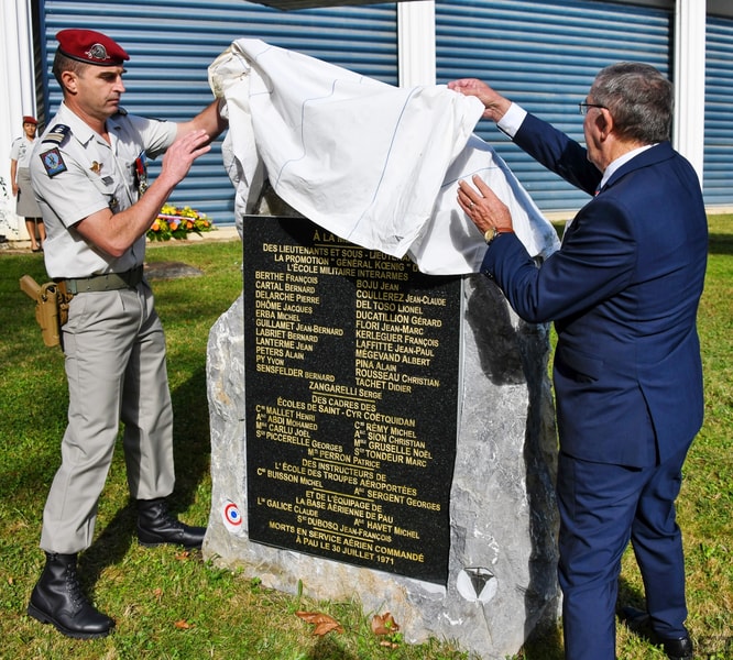 1_etap_KOENIG sept 2021-121.jpg - Le dévoilement de la stèle par le président de l'association et le chef de corps de l'ÉTAP.